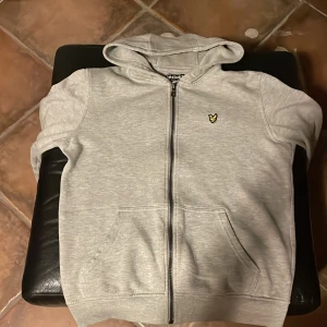 Äkta Lyle & scott zip hoodie  - En äkta grå Lyle scott hoodie med grymt kvalite och skick! Passar Xs (vuxen) och s (vuxen) köpt för 750kr. Säljer för 450 pris kan diskuteras 