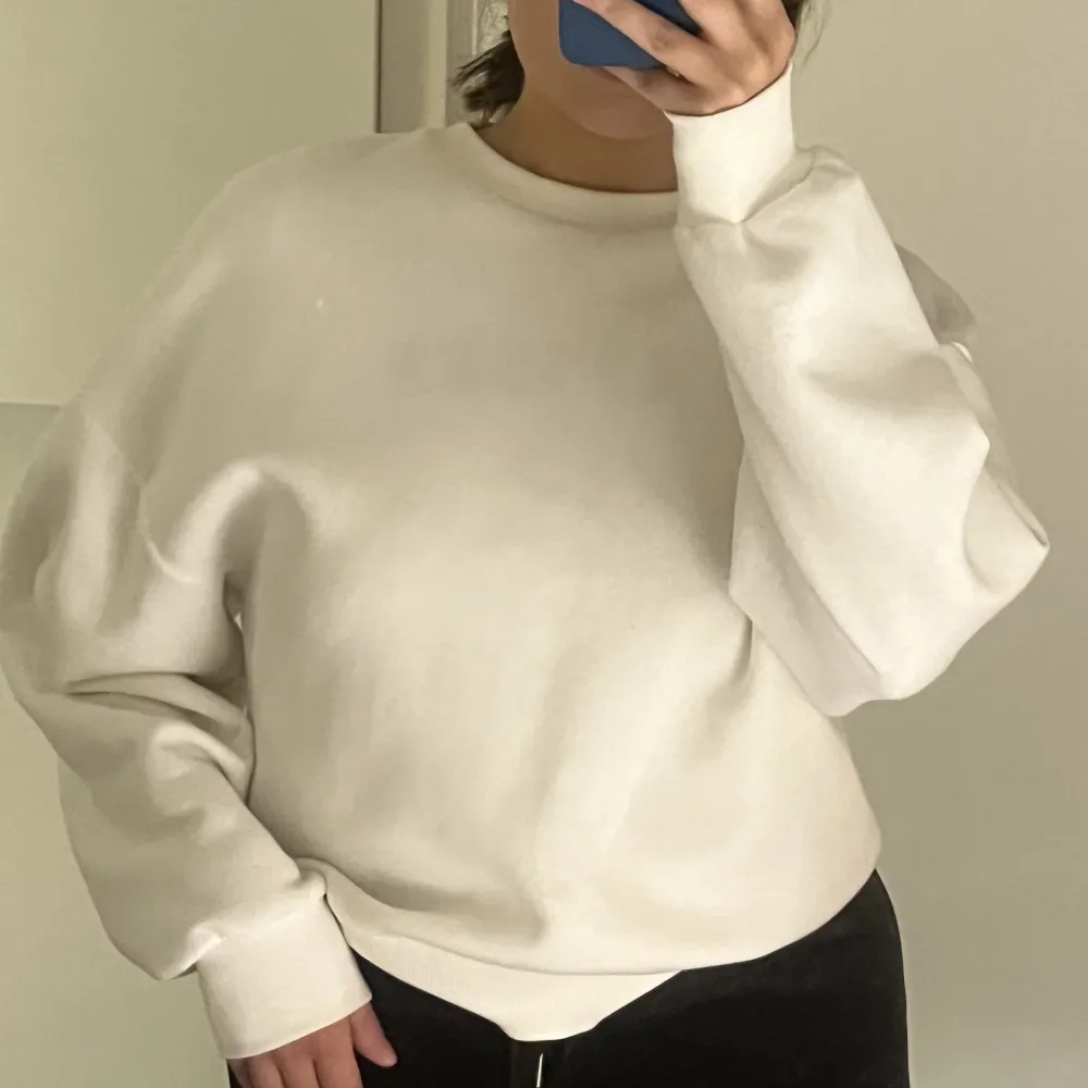 Säljer denna sköna vita sweater från Gina Tricot, då den dessvärre inte kommer till användning längre! Nypris 260 kr, säljer för 150 🩵. Tröjor & Koftor.