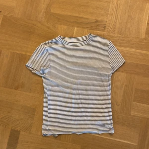 Nu säljer jag denna fina T-shirten från H&M - Nu säljer jag denna fina  T- shirten från H&M stl 158/164💕Inga hål eller liknande. 60kr + frakt 📦🚚  !Tryck INTE på köp nu!