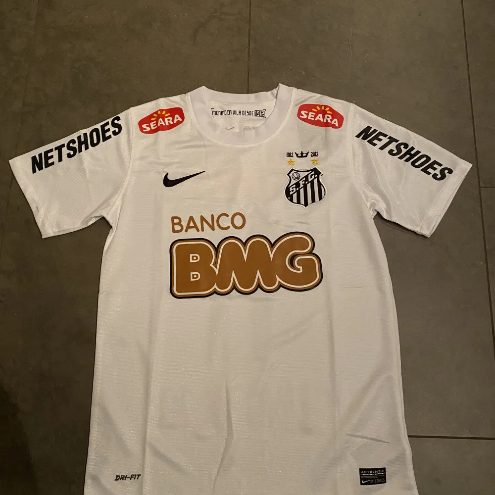 Santos tröja med Neymar #11 på ryggen. 1:1. Storlek Small, helt ny. 450kr. T-shirts.