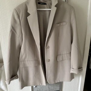 Begi kavaj - En beige kavaj från ginatrico som tyvärr inte har blivit använd. 💗storleken är M så den sitter lite oversized. 🫶🏼skriv för prisförslag och frågor! 💓