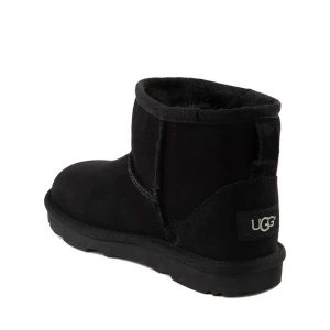 Uggs - Säljer mina äkta svarta uggs, i använt men fint skick, nypris 2100. skriv om ni undrar något eller vill ha fler bilder, pris kan diskuteras vid snabb affär❤️