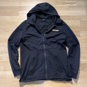 A-Z Träning tröja  - Säljer oanvänd tröja aldrig använt ligger bara k garderoben. Nypris: Ca 900 kr. Snabbaffär sänktes priset 