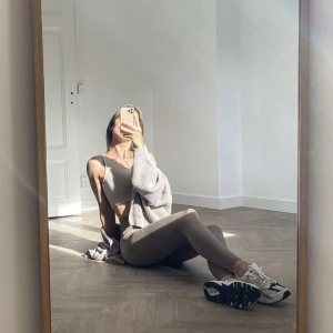 Aimn tights + sport-bh  - Beiga Aimn tights med hög midja och sport-bh (off shoulder, modellen syns bäst på sista bilden). Tightsen är något mörkare i färgen jämfört mer toppen (se bild nr 2).   Stl: XS på tights och stl: S på sport-bh. Säljes tillsammans. 