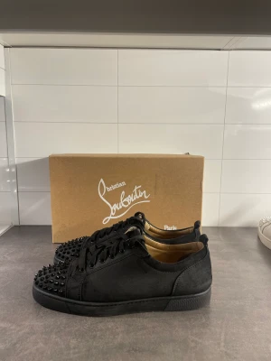 Christian Louboutin  - Säljer dessa feta Loubs i storlek 42,5 passar 43-43,5. Skorna kommer med box samt dustbag!  Skorna är i bra skick endast en spik som är lite skadad! 