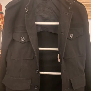 Burberry jacka  - Hej säljer min burberry jacka som jag haft ett tag nu som jag inte använt och vill sälja säljer den billigt men kan gå billigare vid snabb affär👍
