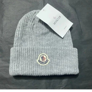 Moncler Mössa- grå - Moncler - Cashmere  Blend Beanie, helt ny!  Kan mötas i Malmö/trelleborg området, alternativt fraktar vi även! 