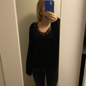 blus - Jättefin svart blus med spetsdetaljer💓 säljs då den inte kommer till använding✨