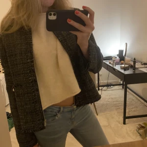 Tunn glitterjacka - Jättefin lite tunnare jacka passar perfekt både inom och utomhus. Använd några fåtal gånger🤩💓