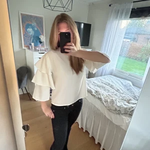 Volang blus - Super cool blus som är skitsnygg! Säljs då den inte kommer till användning längre. Skriv om ni vill ha fler bilder💋
