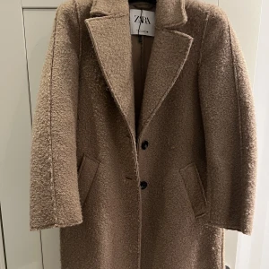 Teddykappa - Jättefin beige kappa i teddy material. Inköpt förra vintern och endast använd fåtal gånger. Jag är 162 och den går till mitten av vaden på mig. ❤️🫶🏽