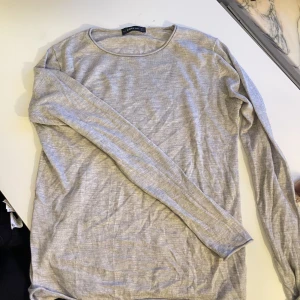 Zara knit tröja - Intimissimi liknande i materialet, väldigt tunn och skön och säljer endast för att den ej kommer till användning🥰
