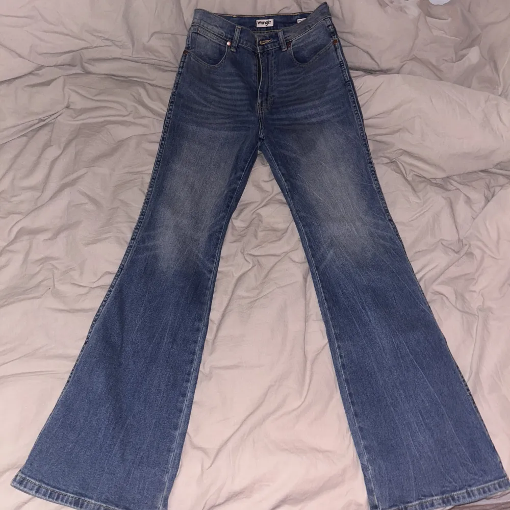 Ett par blå Wrangler jeans i storlek 27. Utavpngda ben och långa! Dom är i ny-skick. . Jeans & Byxor.