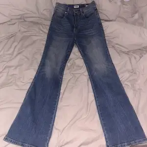 Ett par blå Wrangler jeans i storlek 27. Utavpngda ben och långa! Dom är i ny-skick. 