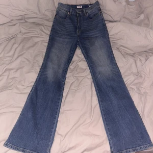 Wrangler jeans - Ett par blå Wrangler jeans i storlek 27. Utavpngda ben och långa! Dom är i ny-skick. 