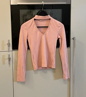 Rosa festtopp, xs - Fin festtopp som är sparsamt använd. Halsen är lagad men inget som syns när tröjan är på, se bild tre. 