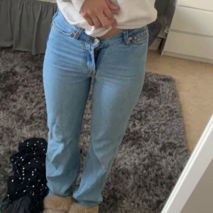 Jeans - Snygga blåa jeans som sitter som ett V där framme, skriv vid frågor❤️