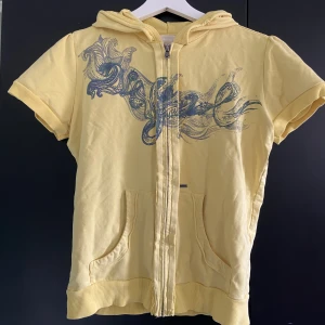 Diesel kortärmad huvtröja💛 - Diesel vintage köpt second hand💛. Har ett pyttelitet hål som syns på bild två annars som ny. Storlek M funkar som S också🌻