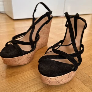 Kilklackar - Svarta kilklackar, aldrig använda 