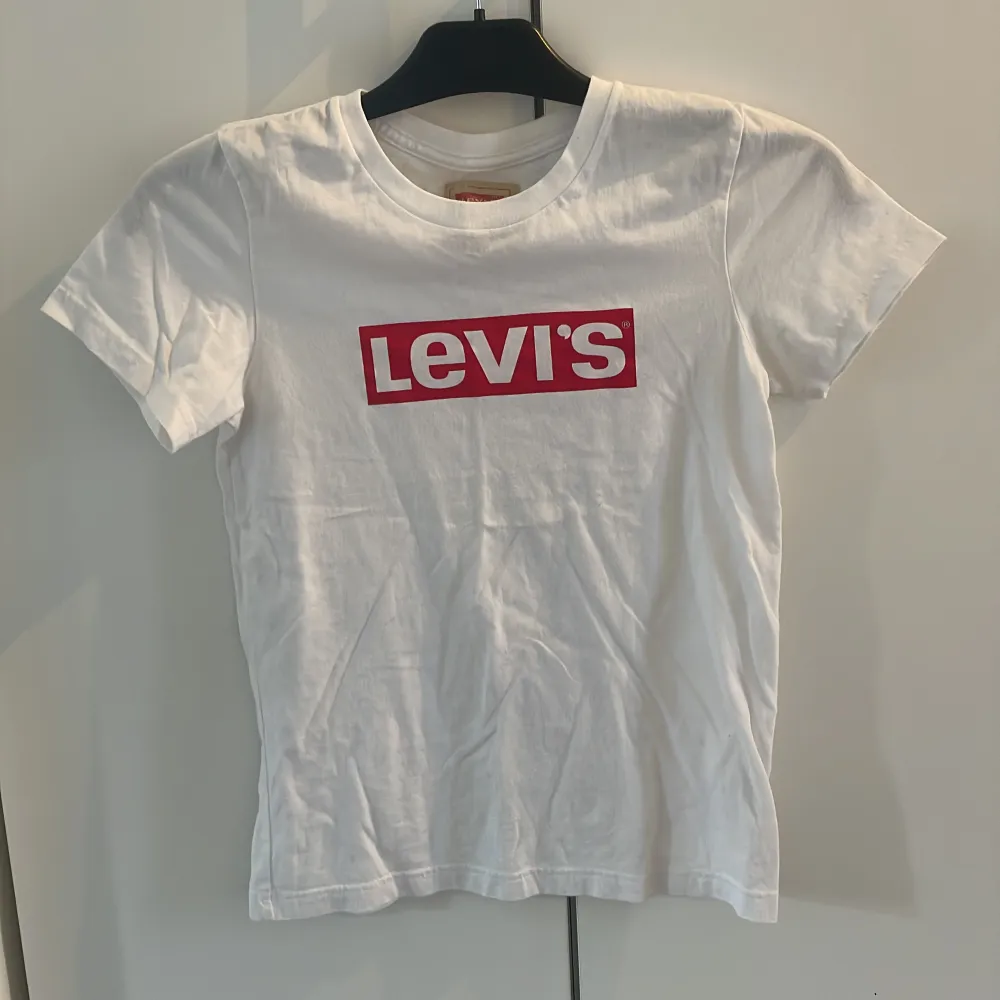 Levis t-shirt i storlek 12 år. Knappt använd så i fint skick. Kan tyvärr inte skicka bilder på då den är för liten för mig. Skicka gärna prisförslag! . T-shirts.