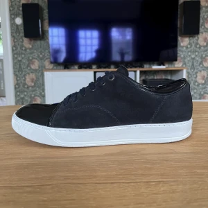 Lanvin skor - Lanvins storlek 43/44 (Uk 9). Bra skick box ingår ej. Skirv privat vid minsta intresse!!