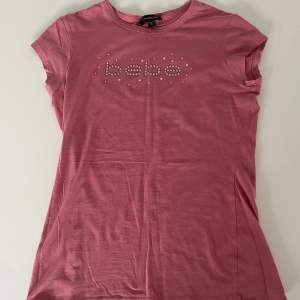 Bebe tröja med rhinestones, stretchigt material, rosa (en rhinestone är av)