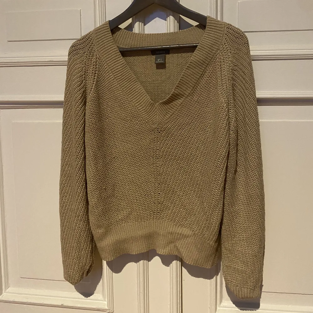 En skön och bekväm brun stickad tröja ifrån Lindex i storlek S <3. Tröjor & Koftor.