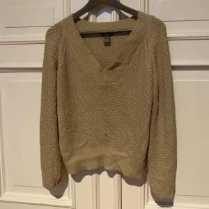 Stickad tröja  - En skön och bekväm brun stickad tröja ifrån Lindex i storlek S <3