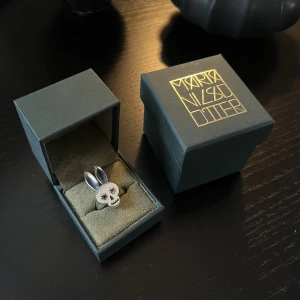 Maria Nilsdotter ring - Säljer min ”rabbit skull” ring från Maria Nilsdotter. Lite repor men annars fint skick! Boxen på bild 2 ingår (både ringen och boxen är från tidigare kollektionen). 