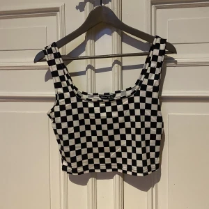 Svart/vit rutig topp - Toppen kommer ifrån shein och är i storlek M. Funkar till olika tema fester 🎉 