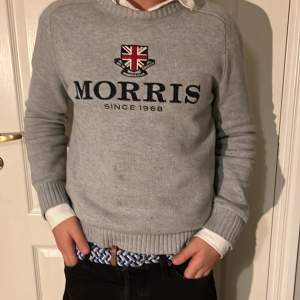 Hej! Säljer denna Morris tröja. Lite använd med några fläckar där av priset. Hör av er vid fler frågor eller bilder.