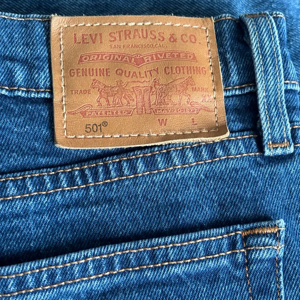 Helt nya Levis 501 jeans utan några slitage! Skick 10/10! Nypris: 1099kr om du har några frågor så är det bara att skriva till mig!😄. Jeans & Byxor.