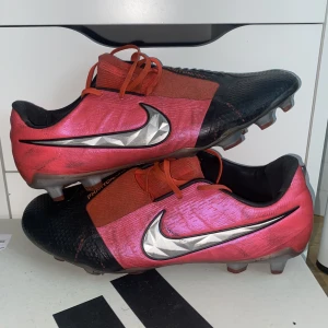 Nike Phantom GT - Säljer mina väldigt sällsynta fotbollsskor Skick 8/10 Skriv så kommer vi överens om ett gemensamt pris:) 