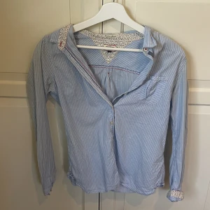 Tommy Hilfiger Skjorta  - Vintage Tommy Hilfiger Skjorta i bra skick. skickar självklart bättre bilder vid intresse 