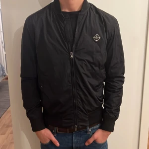 J.Lindeberg jacka - En snygg och trendig J.Lindeberg jacka som är väldigt sparsamt använd perfekt för hösten och våren, nypris 2500.😁 Hör av er vid minsta lilla funderingar!