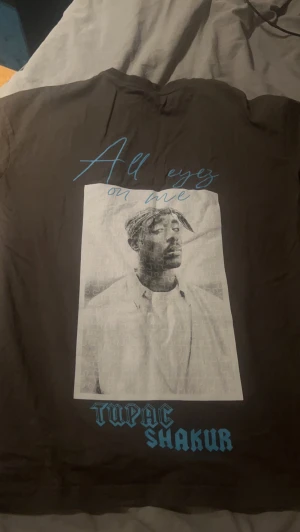 Tupac t shirt  - Oversized tupac t shirt som inte kommer till användning. Skick 10/10. Skriv för fler frågor eller bilder. 