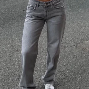 Gråa lågmidjade jeans  - Gråa lågmidjade jeans från bikbok. Storlek 25x32. Jätte fina och använda men är precis som nya! Är perfekta i längden för mig som är 168cm lång. Skriv privat för fler bilder🫶🏻