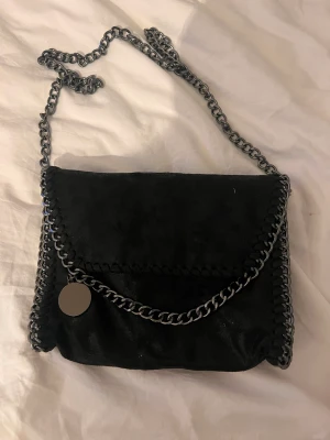 Väska  - Snygg väska liknar Stella McCartney är i topp skick har knappt använd den kanske 1-2 gånger så dom ny. Bra utrymme och man kan göra den kortare med kedjorna om man vill det🥰