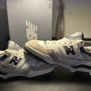 New balance  - En jätte fint new balance 550 navy som är köpta för 3149kr ny pris. Passar inte min style längre, som också använda ett par gånger bara. Kvitto och orginal kartong finns.
