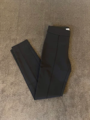 Kostymbyxor/tights  - Säljer mina militär gröna kostymliknande tights från hm. Dessa är aldrig använda. Säljer då jag inte får användning av dom. 