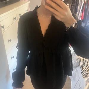 Blus - superfin blus ifrån na-kd!! Den är endast använd ett fåtal gånger och är i bra skick. Säljer pga. att jag inte får någon användning för den 💖💖