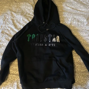 Trapstar hoodie  - Säljs eftersom den är för liten för mig och aldrig används har använt den ett fåtal gånger. Skriv gärna vid intresse 😊