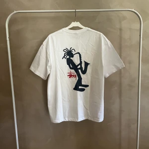 Stussy T-shirt - Hittad secondhand och har ingen lapp så kan inte garantera att den är äkta.  Storlek medium och sitter oversized.