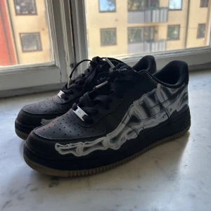 NIKE AIR FORCE 1 SKELETON - Air force 1 skeleton sällsynta skor, priset är diskuterbart, storlek 44 men passar mig som har 45/ 46 priset är diskuterbart