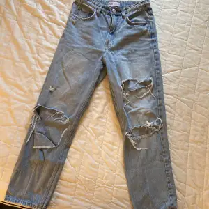 Mom jeans/ raka jeans med hål från Zara strl 36. Säljer pga för små. Väl använda men ändå fint skick💓