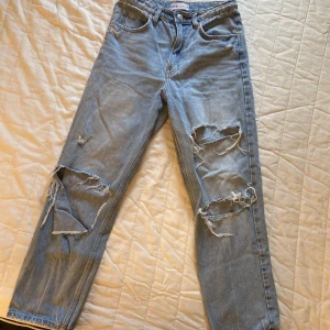 Zara jeans - Mom jeans/ raka jeans med hål från Zara strl 36. Säljer pga för små. Väl använda men ändå fint skick💓