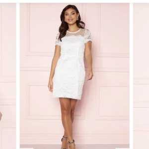 Ida Sjöstedt - Ida Sjöstedt klänning i färgen Ivory (vit). Storlek: 38 Modell: Variety dress Ivory Använd endast en gång (studentdagen) Nypris: 2.499kr Jag säljer den för 1.200kr