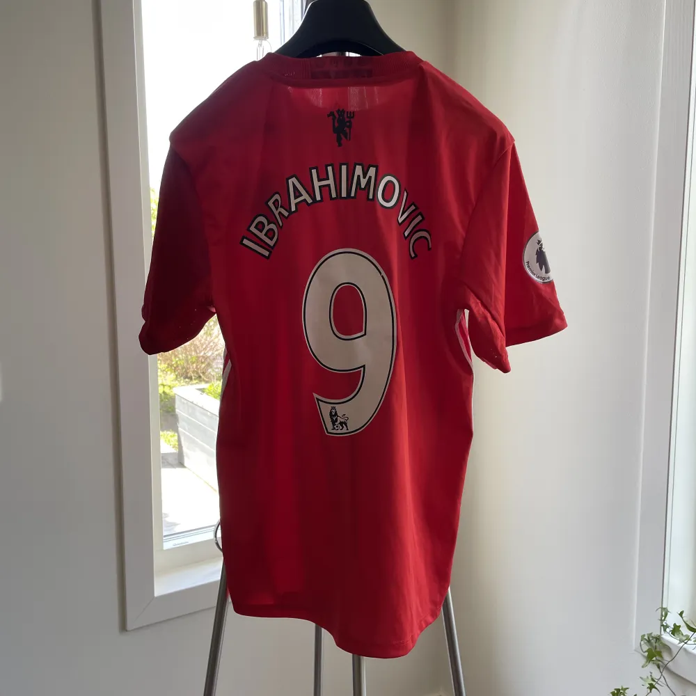 En snygg Manchester United med Zlatan på ryggen nummer 9 på ryggen!  Storlek M. T-shirts.