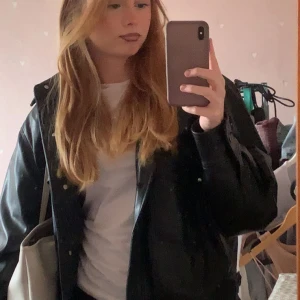 skinn-imitation jacka - säljer min jättefina skinnjacka ( FAKE SKINN ) då jag inte använder den lika mycket längre. älskar den men tycker sen ska bo hos någon som uppskattar den till 100💗💗 sitter oversized på mig som är 163, trots att det ska vara XS! tveka inte att skriva 😻💗