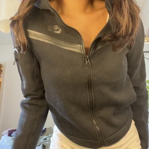 Nike tröja - den är för liten för mig 🌸 vet inte vad det är för storlek det stor M men det kan inte vara M för jag brukar ha Xs och den är för kort i armarna🥰 armarna är 21 cm💕man ser att den är använd på renderna❤️den går ner till midjan☀️